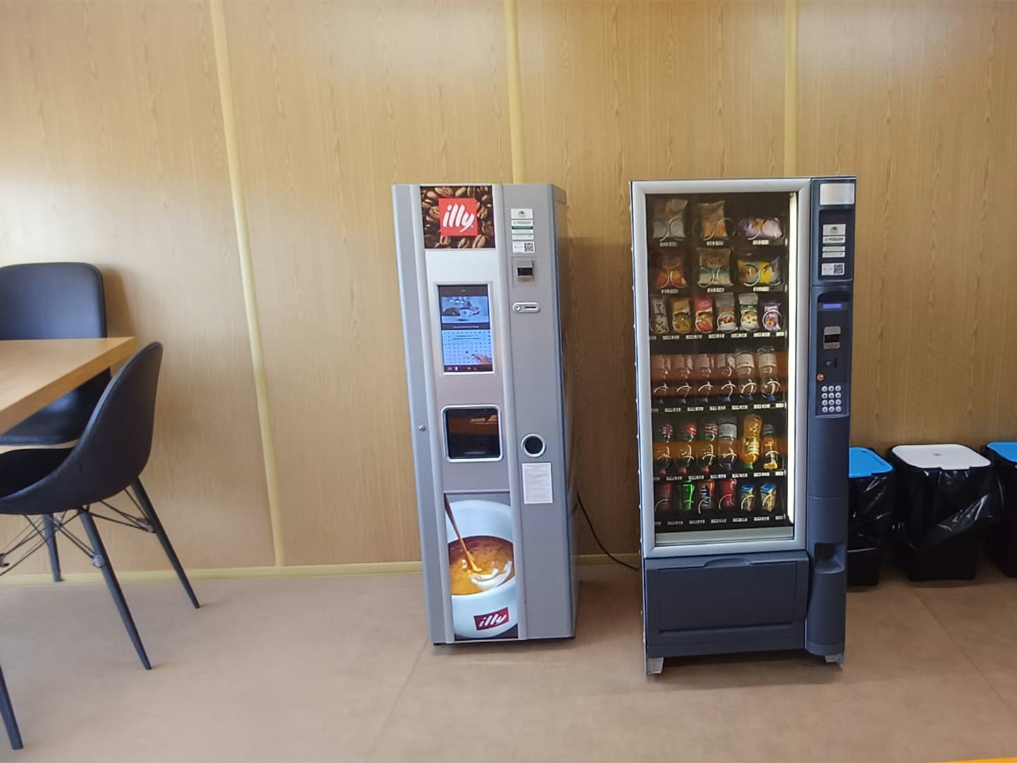 L'area ristoro al coperto: tavoli e sedie, distributori automatici e aria condizionata