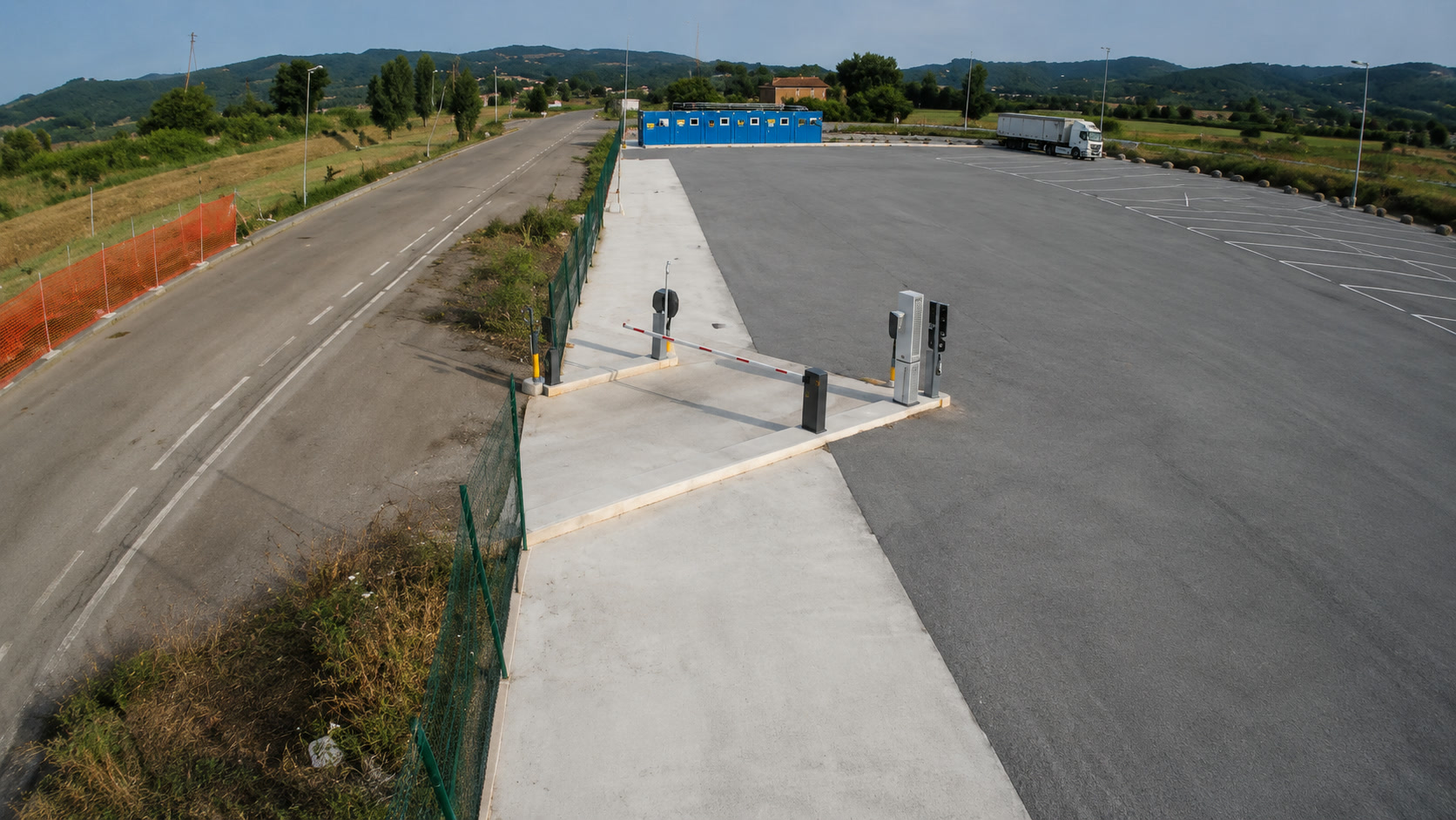 L'ingresso con la sbarra e le colonnine di accesso