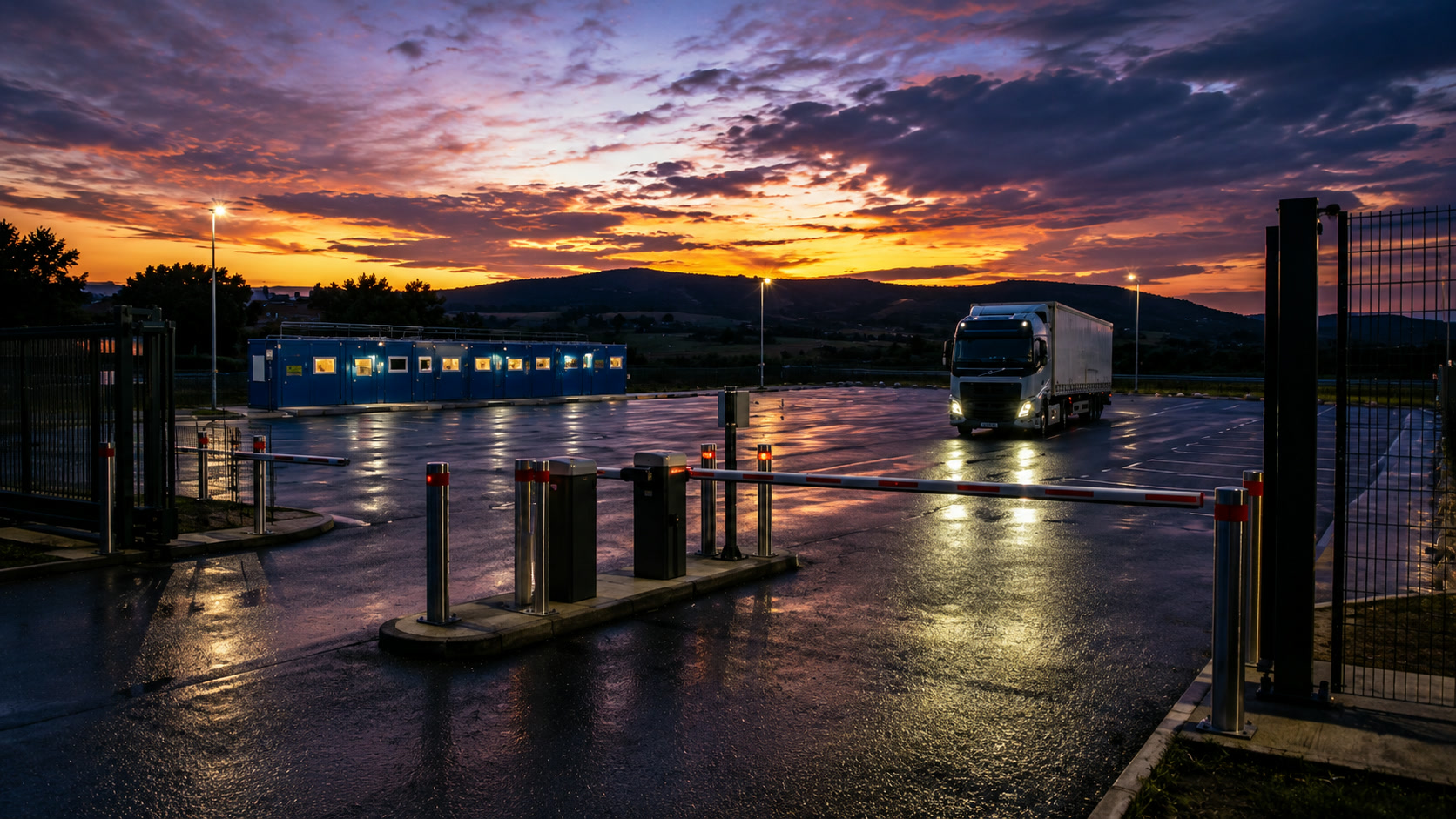 L'ingresso dell'area al tramonto, con un camion in arrivo