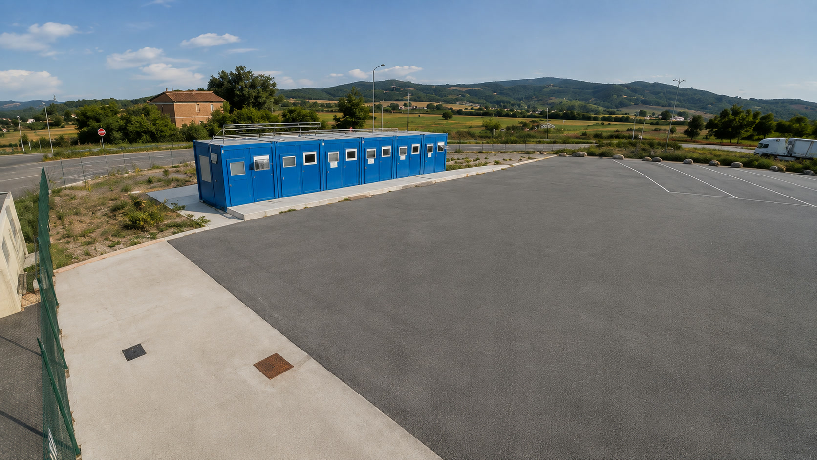 I moduli dei servizi lungo il lato del piazzale