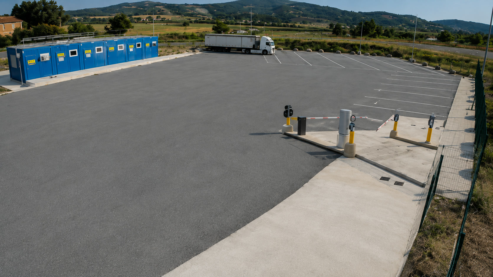 Veduta d'insieme del piazzale e dell'ingresso